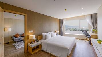 Suite Premium, 1 kamar tidur, pemandangan sungai | 2 kamar tidur, minibar, brankas, dan meja kerja