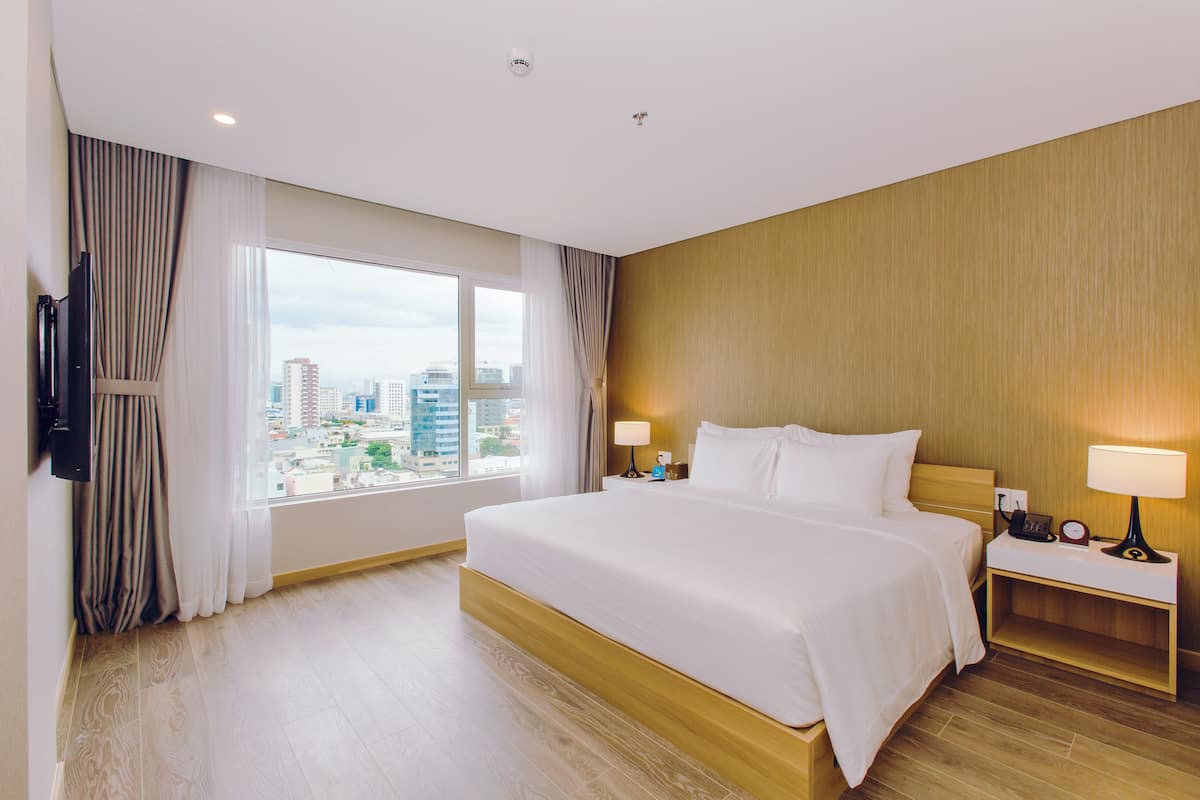 2 bedrooms, minibar, in-room safe, desk