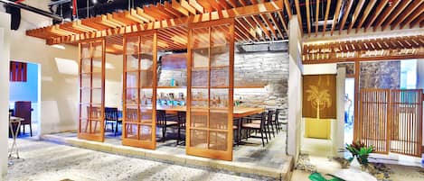 2 restaurantes; se sirven desayunos y cocina local e internacional