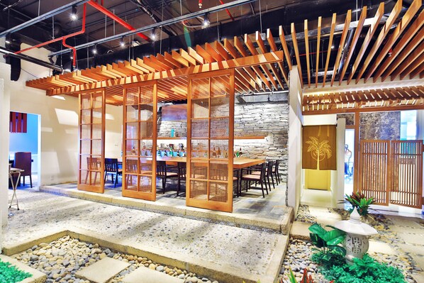 2 か所のレストラン、朝食、ランチ、ディナーに営業 (郷土料理と各国料理)