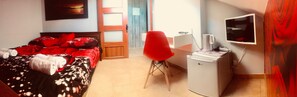 Room, Shared Bathroom | Desk, laptop workspace, iron/ironing board, free WiFi