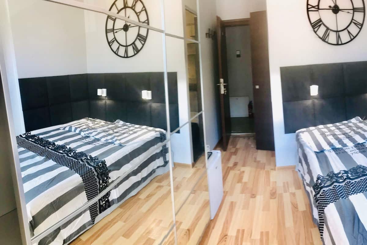 Traditional Double Room | Desk, laptop workspace, iron/ironing board, free WiFi