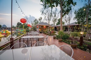 Serveert ontbijt, lunch, diner, Thaise gerechten 