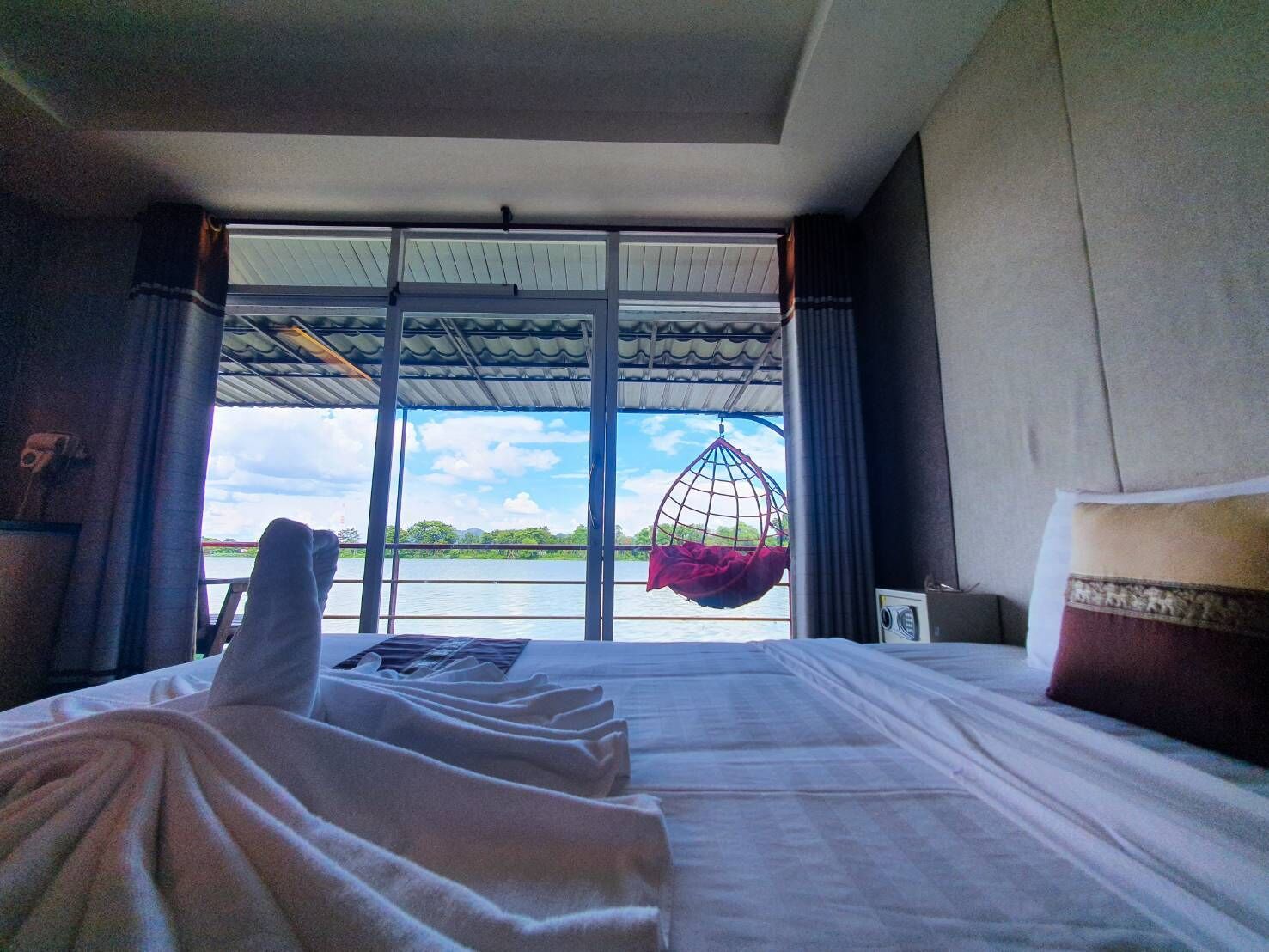 Deluxe River View Raft | Frigobar, cofres nos quartos, cortinas blackout, Wi-Fi de cortesia