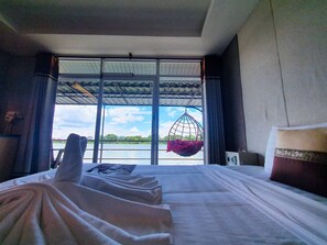 Deluxe River View Raft | Minibar, coffres-forts dans les chambres, rideaux occultants