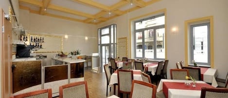 Tägliches Frühstücksbuffet (10.00 EUR pro Person)