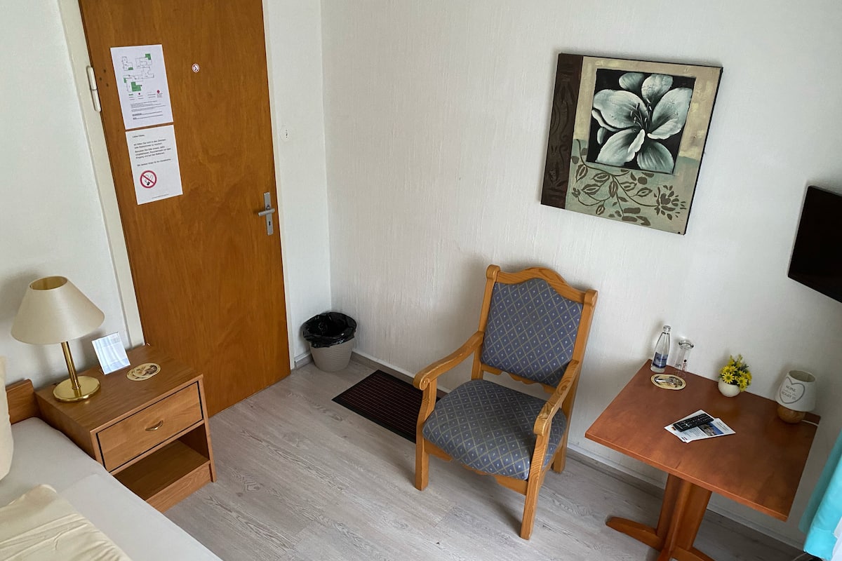 Quarto solteiro básico | Wi-Fi de cortesia, roupa de cama