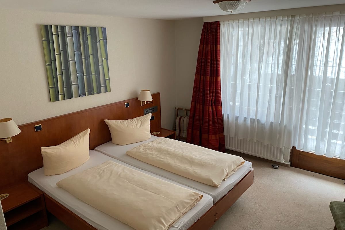 Quarto casal básico | Wi-Fi de cortesia, roupa de cama