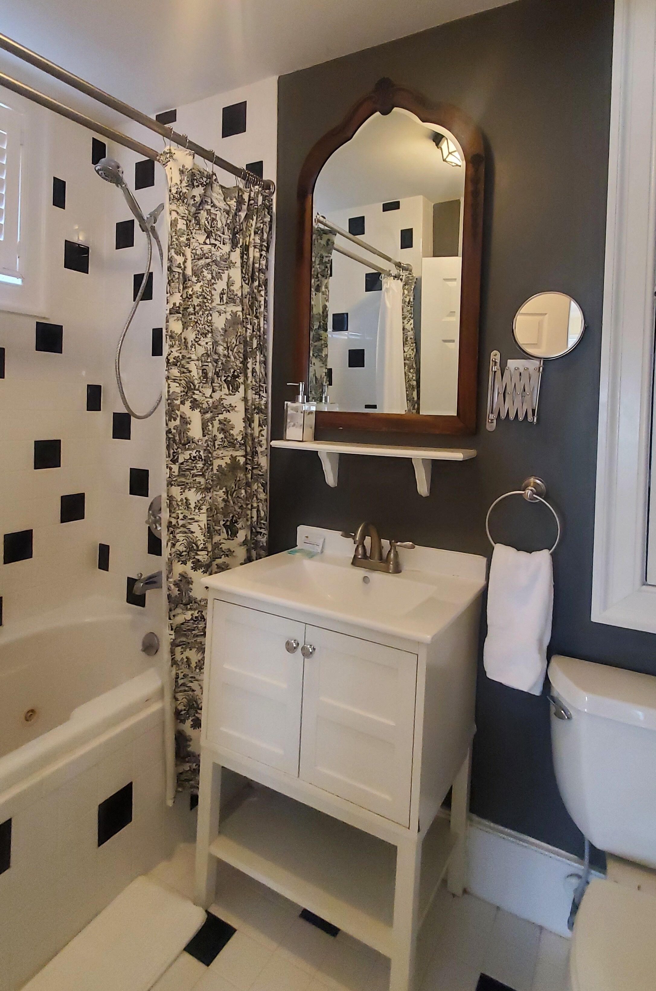 Une salle de bain équipée d’une douche, d’un lavabo, de toilettes et d’un miroir.
