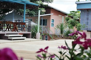 Terrace/patio - Golden Dragon Resort (Kanchanaburi)