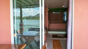 Family Room | Minibar, bed sheets