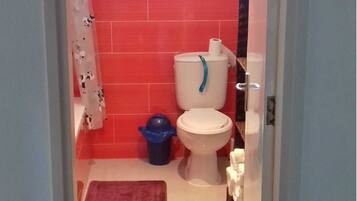 Apartment, 3 Bedrooms, Bay View, Sea Facing | Bathroom | Separate bathtub and shower, deep-soaking bathtub, free toiletries