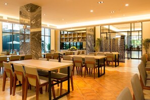 朝食 (ビュッフェ)、毎日提供 (無料)