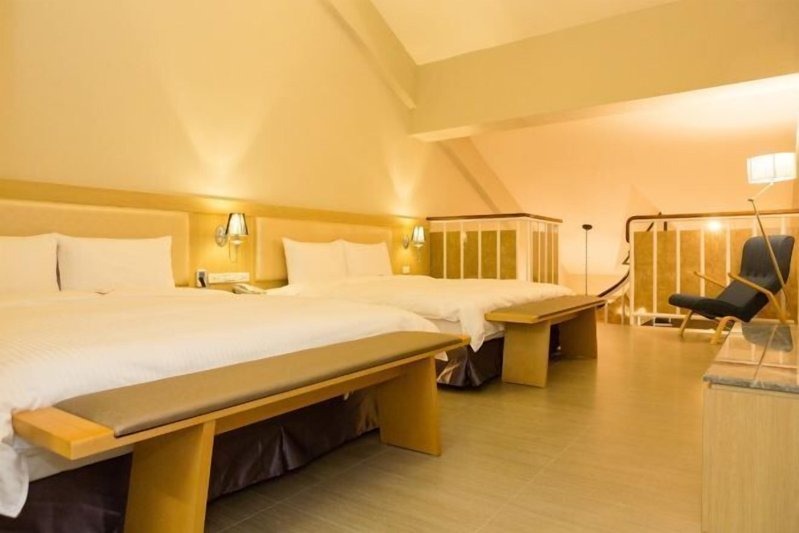 Zimmersafe, Schreibtisch, Verdunkelungsvorhänge, Bügeleisen/Bügelbrett