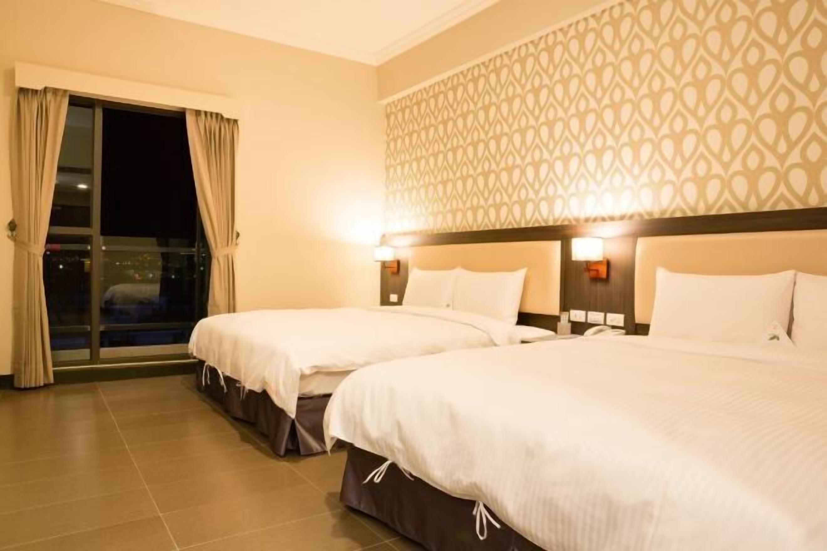 Zimmersafe, Schreibtisch, Verdunkelungsvorhänge, Bügeleisen/Bügelbrett