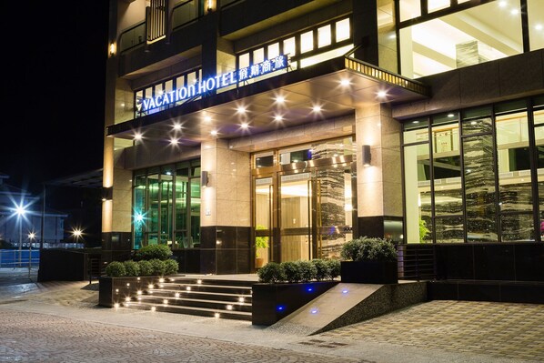 施設の正面 (日没後)