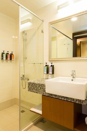 Douche, articles de toilette gratuits, sèche-cheveux, chaussons