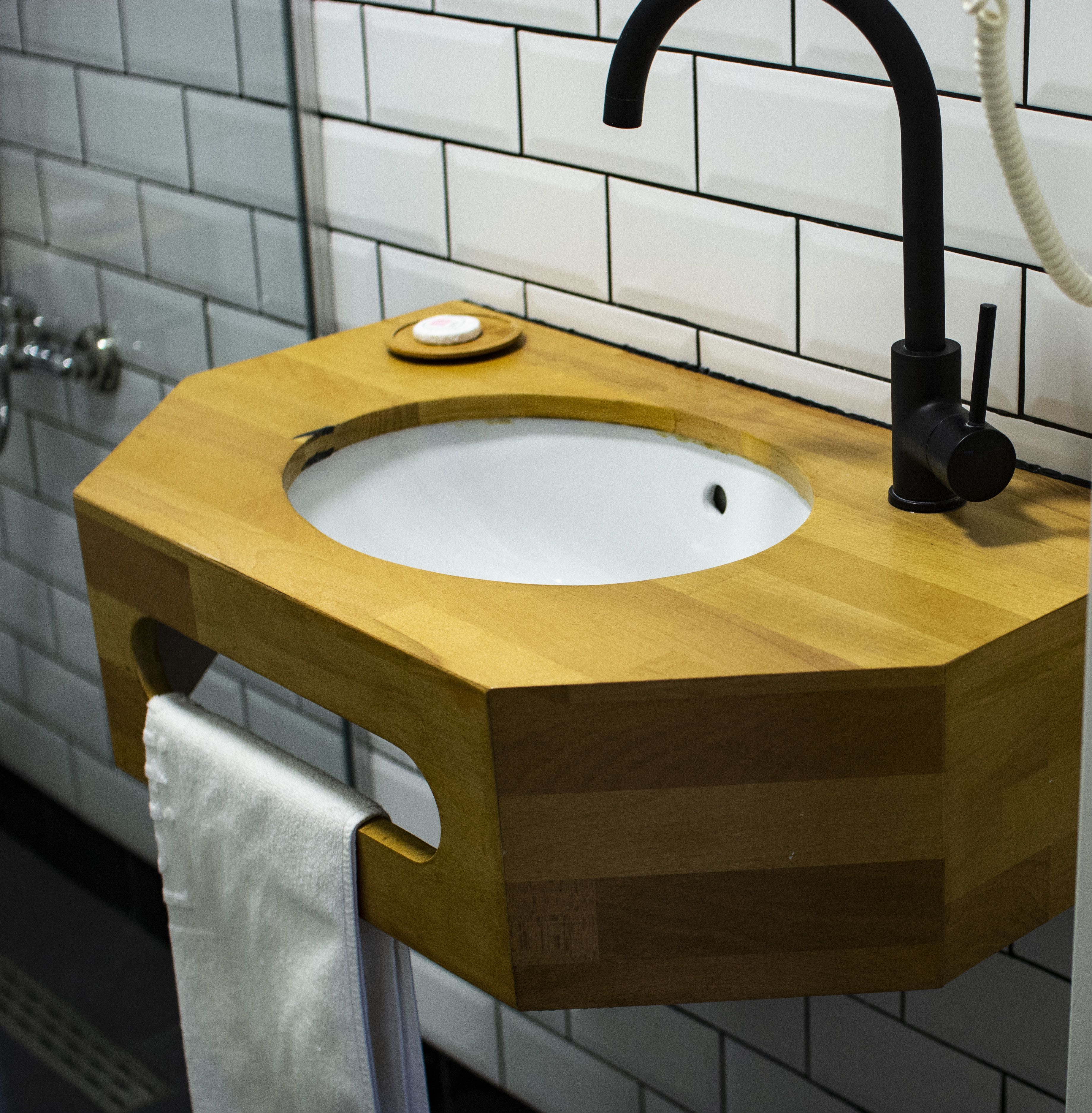 standard double room | bathroom | free toiletries, hair dryer, slippers, towels