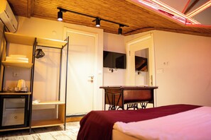 Hochwertige Bettwaren, Minibar, Zimmersafe, Schreibtisch