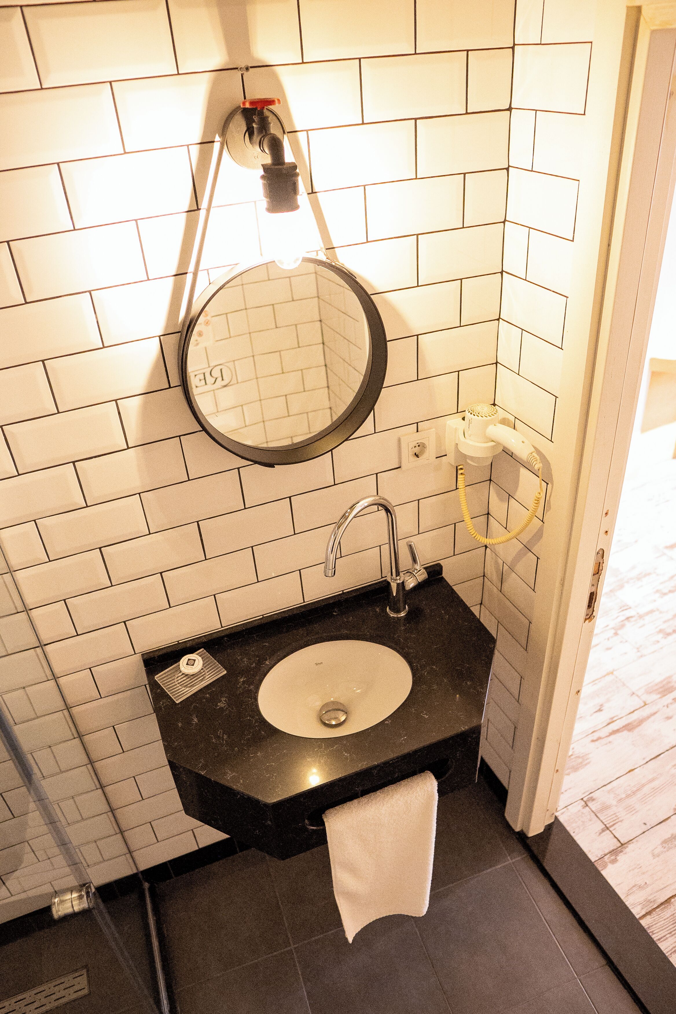 standard double room | bathroom | free toiletries, hair dryer, slippers, towels