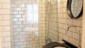 Quarto casal standard | Banheiro | Produtos de toalete grátis, secador de cabelo, chinelos