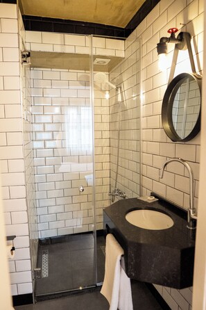 Standard-Doppelzimmer | Badezimmer | Kostenlose Toilettenartikel, Haartrockner, Hausschuhe, Handtücher