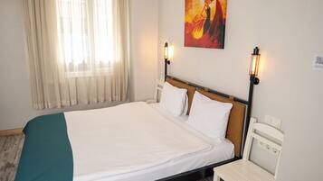 Quarto casal standard | Roupas de cama premium, frigobar, cofres nos quartos, escrivaninha