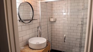 Kostenlose Toilettenartikel, Haartrockner, Hausschuhe, Handtücher