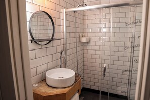 Toalettartikler (inkludert), hårføner, tøfler og håndklær