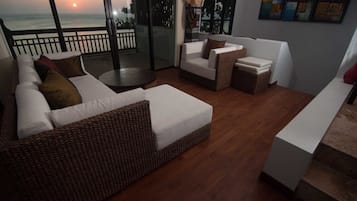 2-Bedroom Villa with Shared Pool | Área de sala de estar | Televisión de pantalla plana