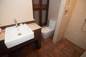 2-Bedroom Villa with Shared Pool | Baño | Ducha, secador de pelo y toallas