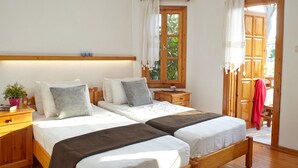 Villa, 2 slaapkamers | Een bureau, een strijkplank/strijkijzer, gratis babybedden, gratis wifi