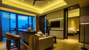Family Suite | Down comforters, in-room safe, desk, soundproofing - Mangrove Tree Resort World - Kapok (Sanya)