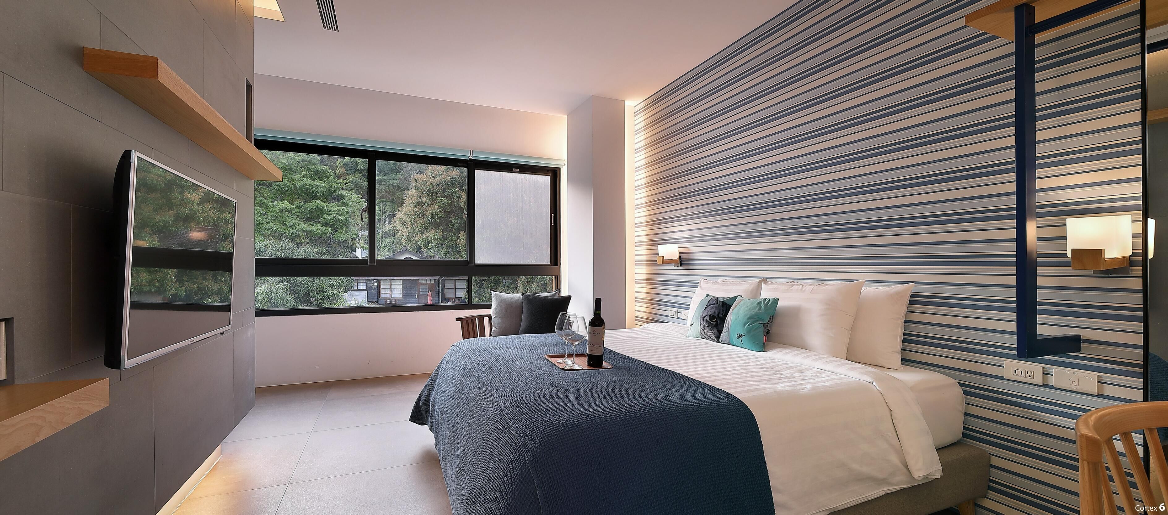 Escritorio, espacio para trabajar con laptop y cortinas blackout 