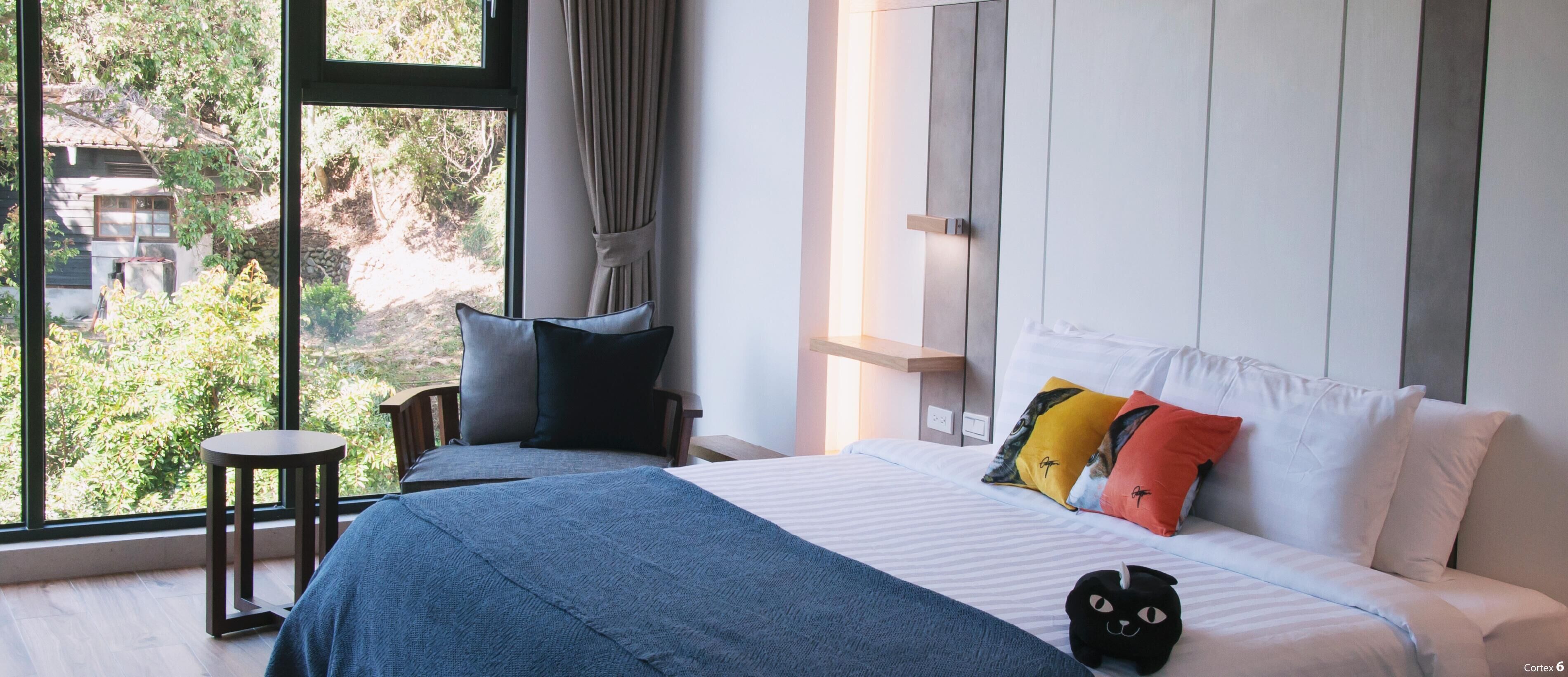 Escritorio, espacio para trabajar con laptop y cortinas blackout 