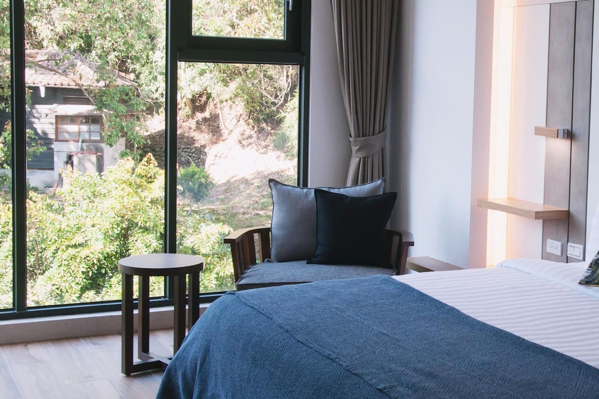 Deluxe tweepersoonskamer, 1 queensize bed, niet-roken, uitzicht op heuvels | Een bureau, een laptopwerkplek, verduisterende gordijnen