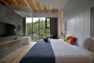 Deluxe Double Room, 1 Queen Bed, Non Smoking, Hill View | Desk, laptop workspace, blackout drapes, soundproofing