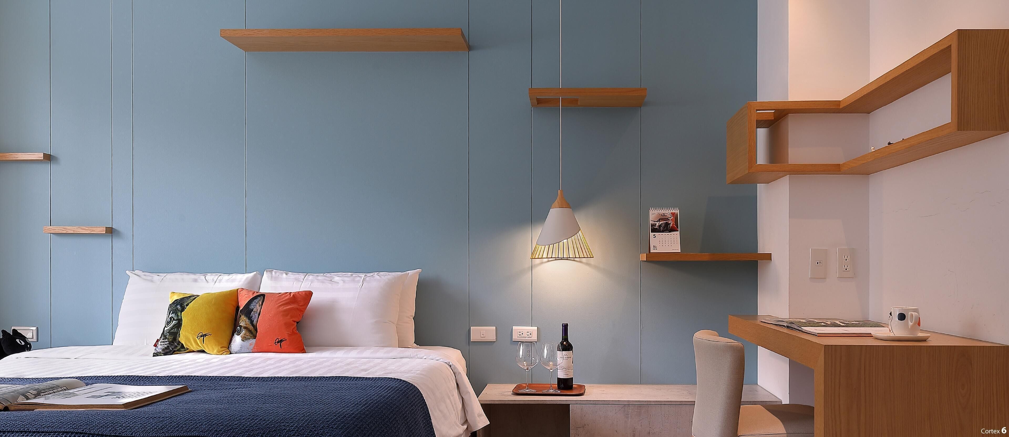 Escritorio, espacio para trabajar con laptop y cortinas blackout 