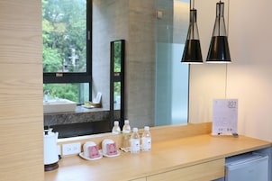 Deluxe Double Room, 1 Queen Bed, Non Smoking, Hill View | Room amenity