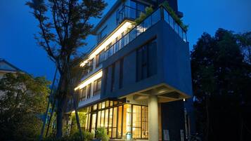 Fachada de la propiedad por la tarde o noche