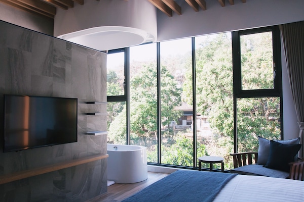 Escritorio, espacio para trabajar con laptop y cortinas blackout