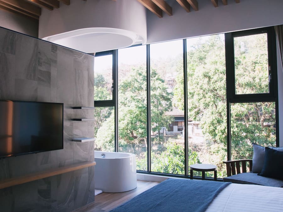 Dobbeltrom – deluxe, 1 queensize-seng, ikke-røyk, utsikt mot høyde | Skrivebord, skrivebord for bærbar PC, blendingsgardiner og lydisolert