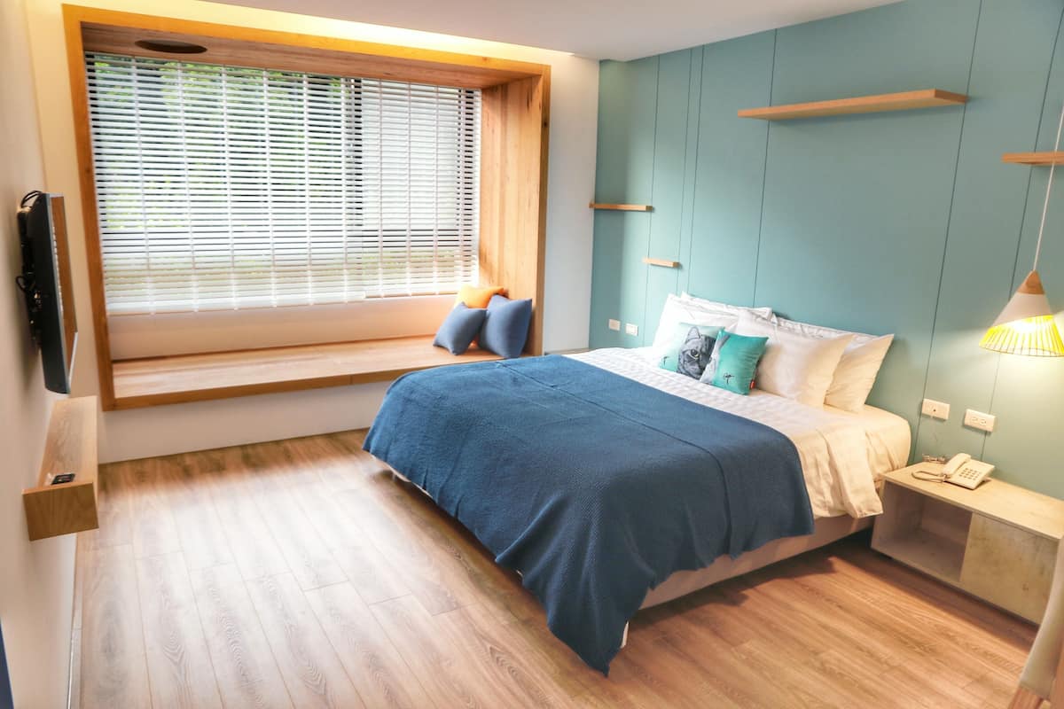 Habitación doble clásica, 1 cama Queen size, para no fumadores, vista a la colina | Escritorio, espacio para trabajar con laptop y cortinas blackout