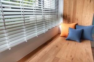 Escritorio, espacio para trabajar con laptop y cortinas blackout 