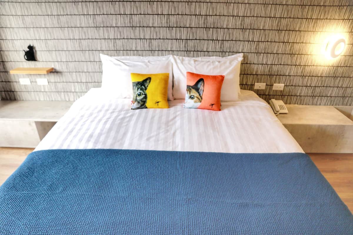 Habitación doble Deluxe, 1 cama Queen size, para no fumadores, vista a la colina | Escritorio, espacio para trabajar con laptop y cortinas blackout