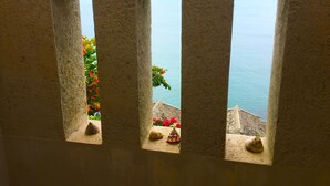 A room with three windows overlooking a coastal view. - Penn Sunset Villa 4 (Ko Lanta)