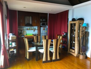 2-Bedroom Villa | Essbereich im Zimmer