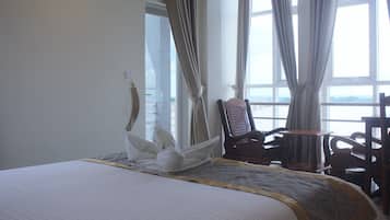 Kahden hengen deluxe-huone (yksi tai kaksi sänkyä) | Minibaari, työpöytä, pimennysverhot, ilmainen Wi-Fi