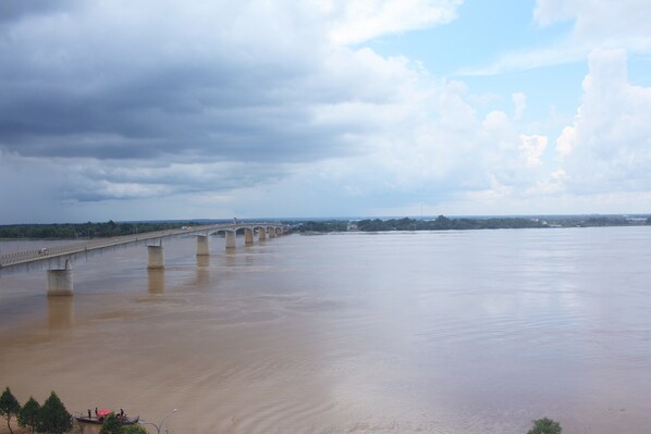 Un río ancho con un puente que lo cruza.