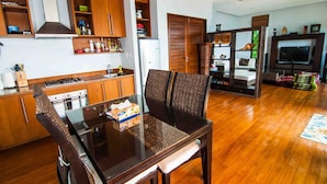 2-Bedroom Villa | 客室内のダイニングエリア